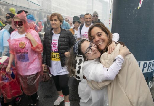 Centos de persoas se achegaron á Mariña a pesar da chuvia para participar na carreira ENKI
